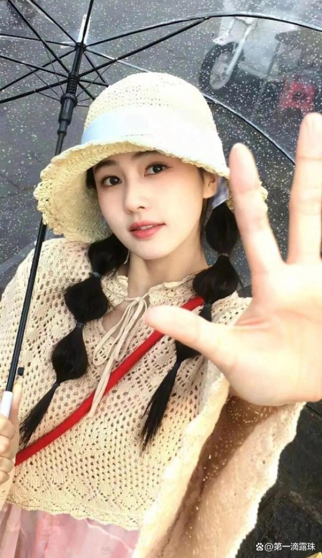 星光大赏偶遇檀健次遛弯 偶像剧式宠粉