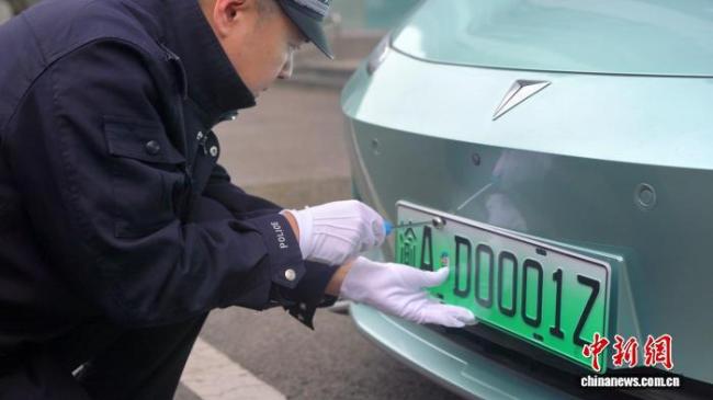 渝AD0001Z 首块L3自动驾驶号牌发布 迈向合规商用新阶段