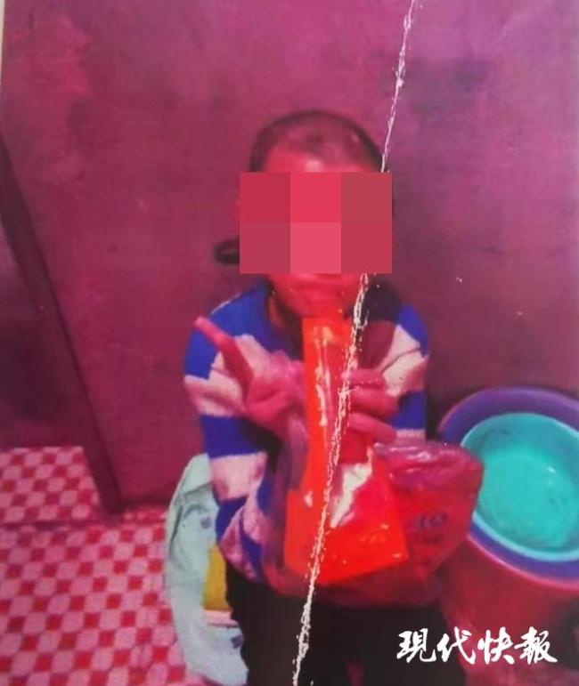 12岁女孩被虐致死案12月23日再审 生母带遗像出庭