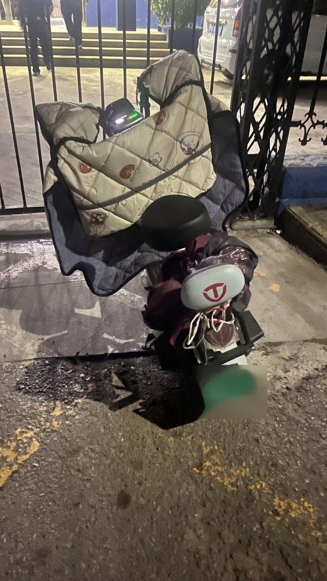 建议晚上把电动车夹被子里