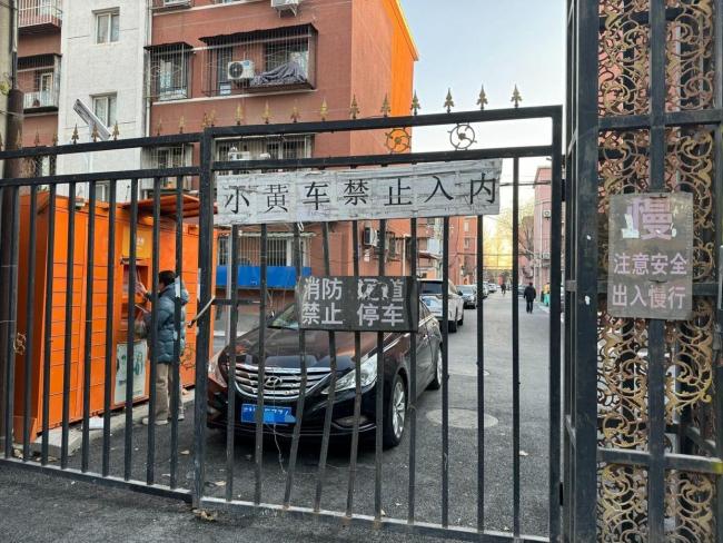 老小区停车乱象存隐忧 消防通道被占隐患多