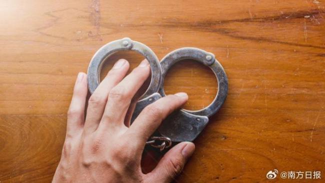 发布淫秽信息属于违法行为，不侵犯个人隐私。