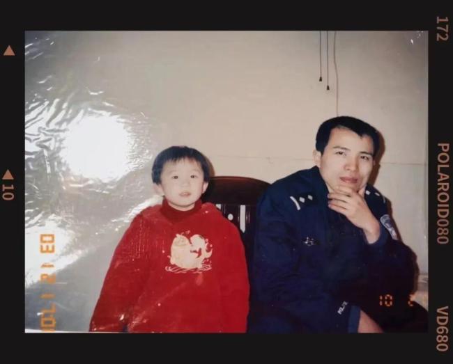 民警牺牲后女儿接过父亲警号 警号重启传承荣光