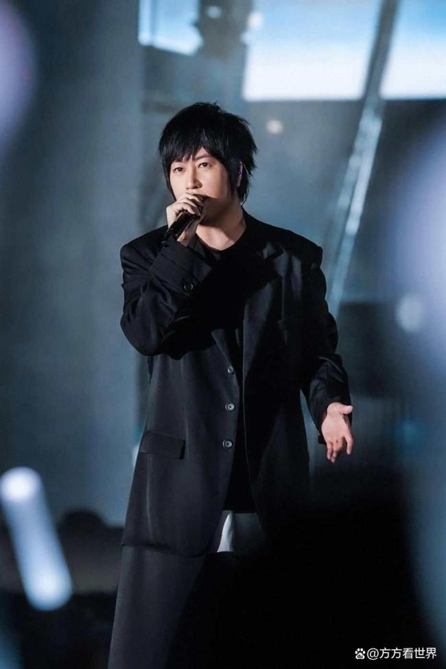 阿信 跌倒了还被大家知道50岁 舞台安全引热议