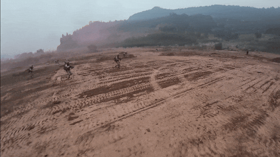 又見大場麵！無人機、機器狗硬核出擊