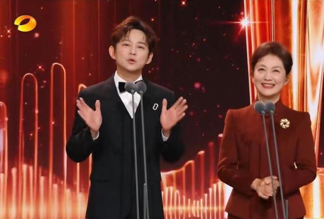 何炅和海霞同台激动到捂脸尖叫 追星现场温馨互动