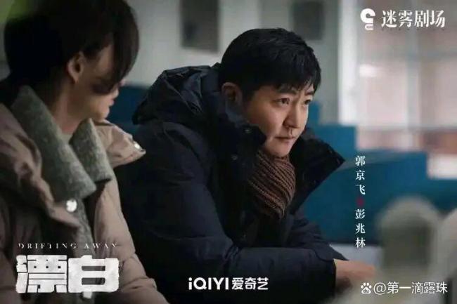 雪饼猴和老舅郭京飞跨次元“同框” 红毯硬核道具抢镜