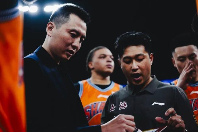 媒体:上海男篮还得靠“老江湖” 弗格成定心丸