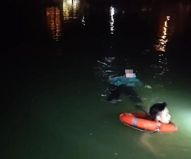 外卖小哥凌晨跳河救起落水老人 当事人回应