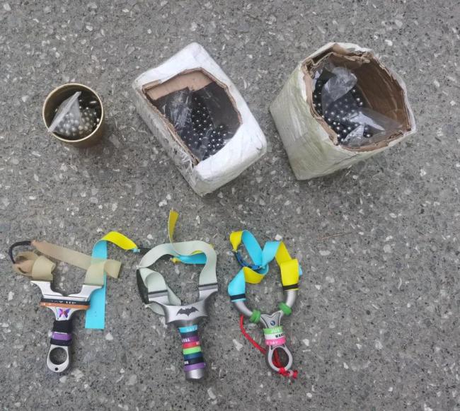 汕头一男子骑车时疑被钢珠击打 公共安全隐患引关注