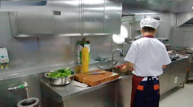 福建舰厨房为何不能用明火 安全与人文的平衡