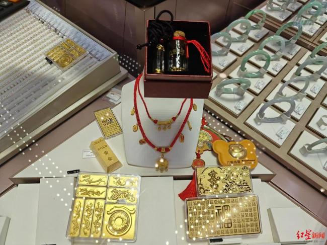 店员：千元内几乎买不到金饰