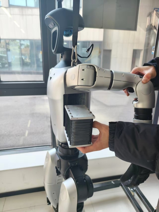 上海政府请智元公司选“赛马”，为人形机器人打造长续航“心脏”