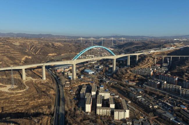 航拍西延高铁全线最大跨度桥梁 创高铁桥梁新纪录