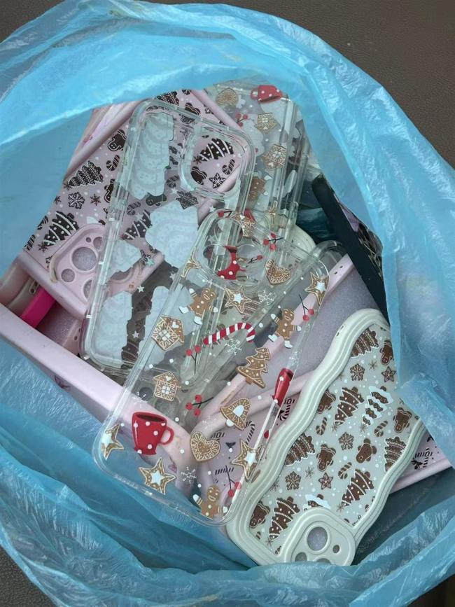 河南商丘一空地冒出大量全新手机壳 市民纷纷“捡漏”
