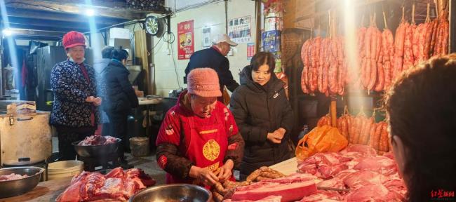 四川七旬夫妻每年卖香肠几万斤 生意火爆维持老客户