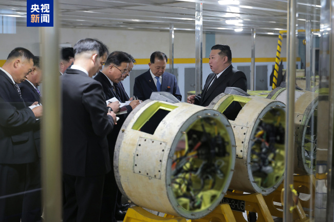 金正恩视察重要军工企业