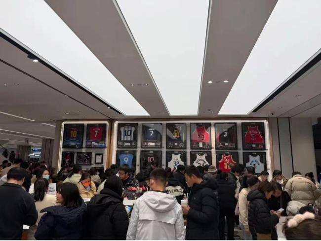 胖东来卖出1件球星签名球衣，试营业首日热销