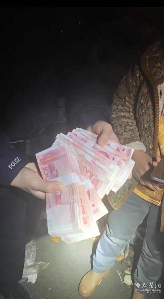 民警翻遍垃圾场找回失物女子送锦旗致谢 10万元现金失而复得