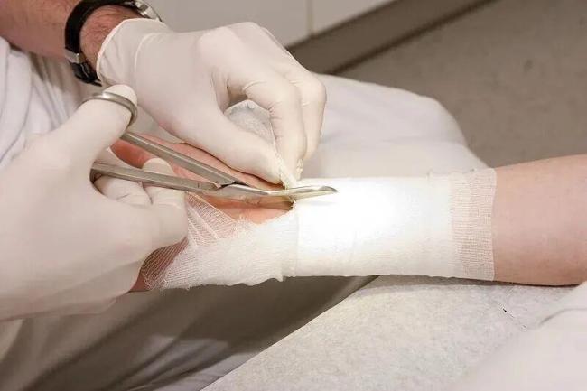 洗澡时淋浴房玻璃突然炸裂 冬季高发需警惕