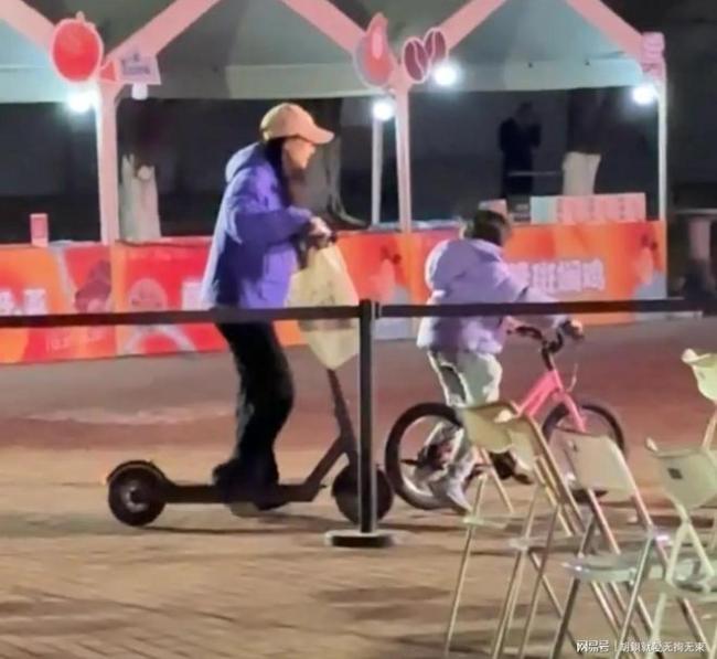 网友偶遇霍启刚骑行遛娃 一家欢乐骑行记