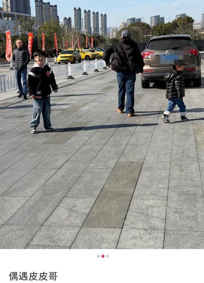 领奖台上梁靖崑父子同框 萌娃掉牙抢镜