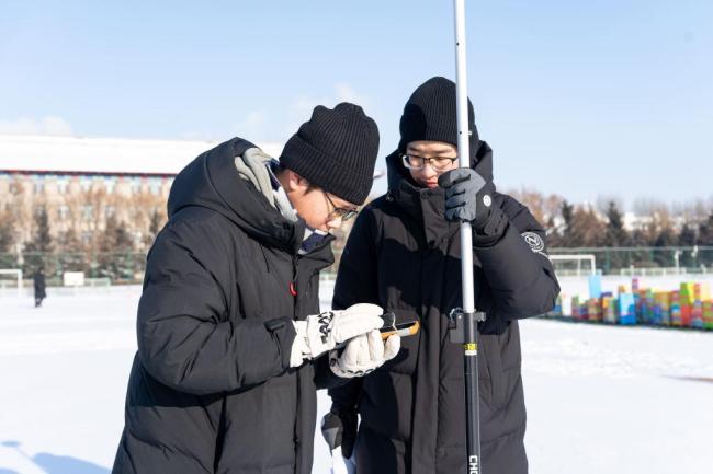 哈工程千余师生操场雪绘航母福建舰 科技与艺术的冰雪碰撞