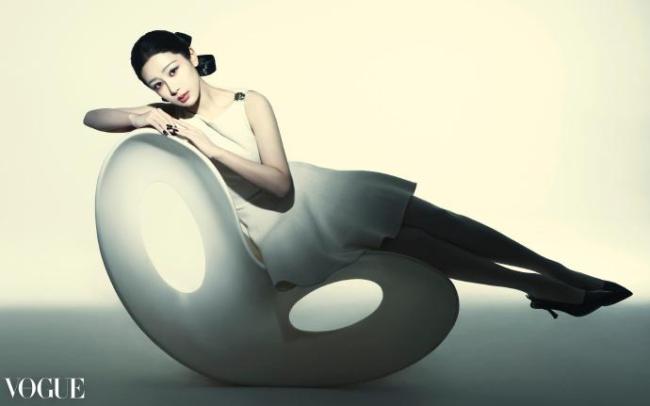 杨紫迪丽热巴90花双TOP登五大开年 时尚里程碑引热议