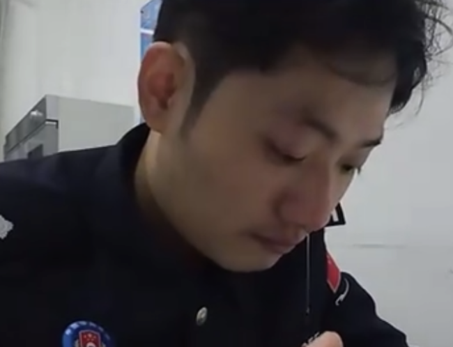 一盘辣椒炒肉，把民警吃哭了……