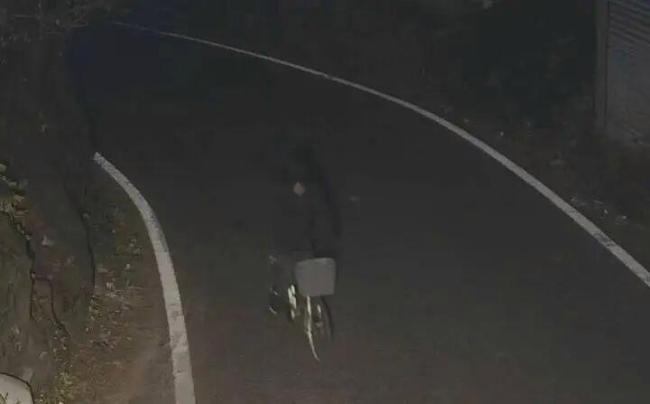 男子夜骑60公里撬