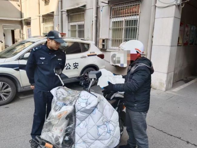 外卖小哥连遇不顺 接受处罚情绪崩溃落泪 温情执法暖人心