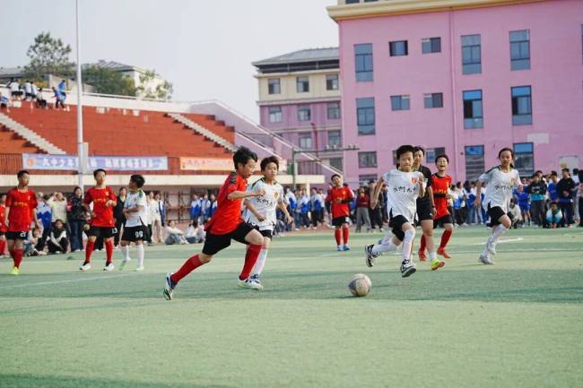 在街头巷尾看见湘超的意义 足球小孩的希望