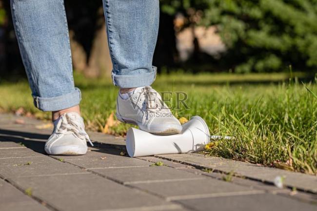 张凌赫这套造型必有高人指点 精英氛围感拉满