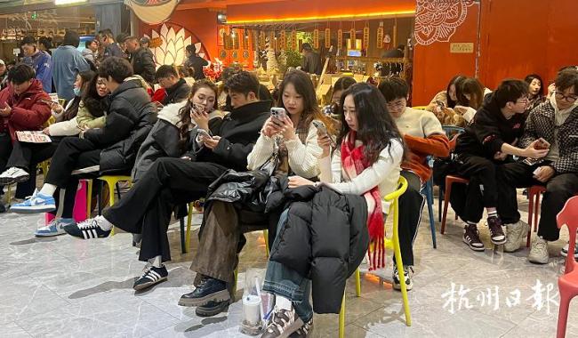 杭州西湖边最美人墙10岁了 志愿者新装上阵