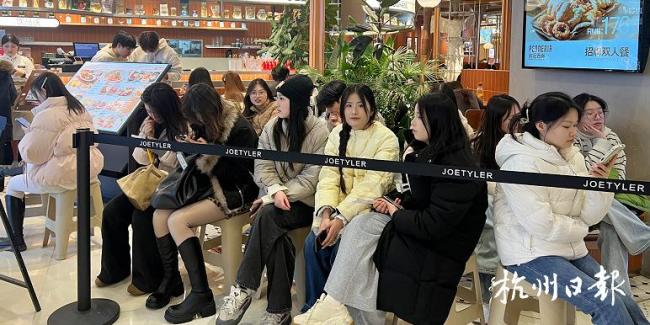 杭州西湖边最美人墙10岁了 志愿者新装上阵