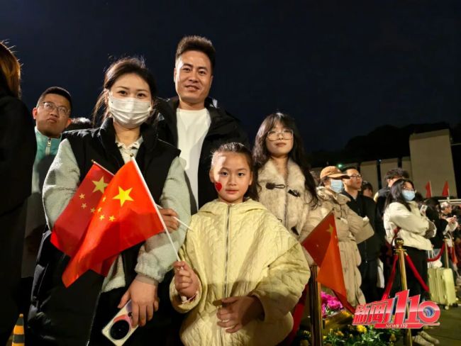 元旦福州五一广场升旗仪式人山人海 新年第一缕晨光中的庄严时刻