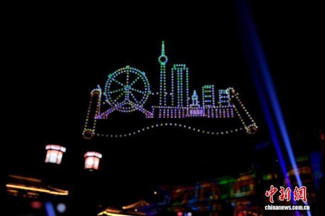全国多地无人机表演点亮跨年夜空 科技光影迎新年