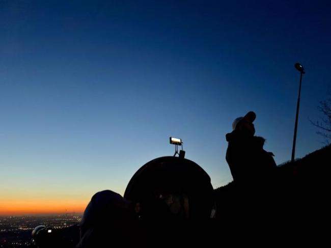 市民在北京香山守候新年第一缕曙光 迎接2026年晨光