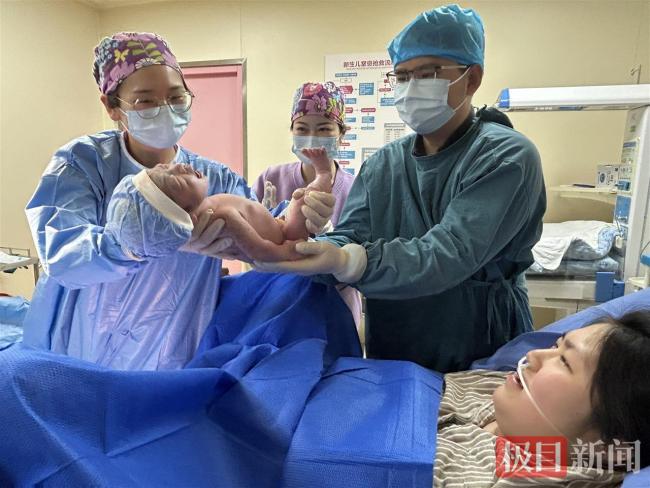 二胎家庭同一产房圆梦儿女双全 新年迎“小福星”