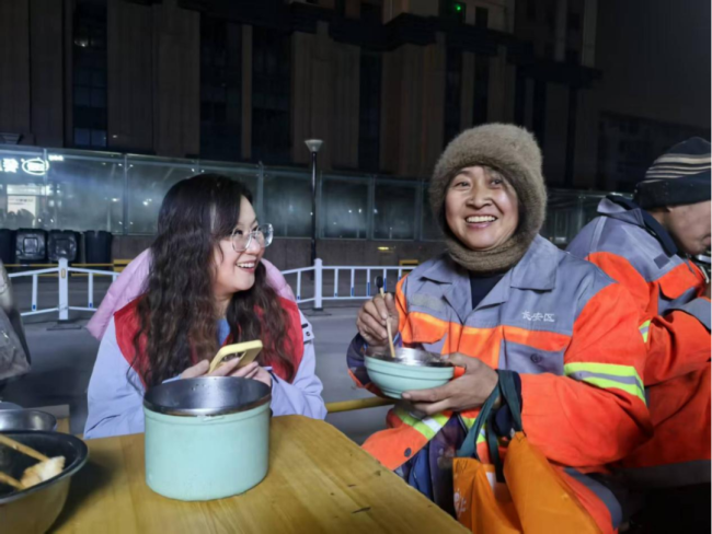 元旦凌晨4点半 记者为啥在切土豆 爱心餐厅新年第一餐