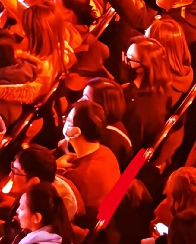 东方卫视跨年神图 红海应援震撼全场