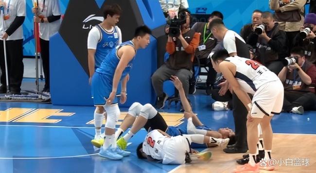 徐杰膝盖被周琦撞伤 球迷祈祷无大碍