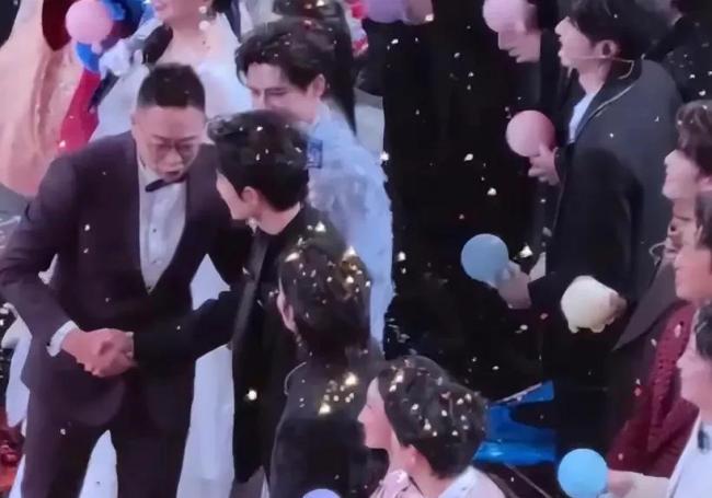 回顾各地跨年名场面 『肖战』红海震撼现场