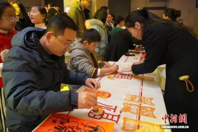 中国多地民众走进博物馆共度跨年夜 文化盛宴迎新年