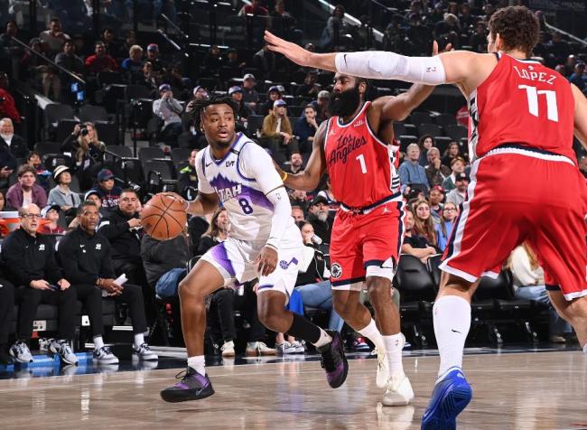 快船击溃残阵爵士6连胜 莱昂纳德末节爆发