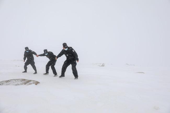 零下40°C边境线 民警踏雪巡逻守国门 极寒中的忠诚印记