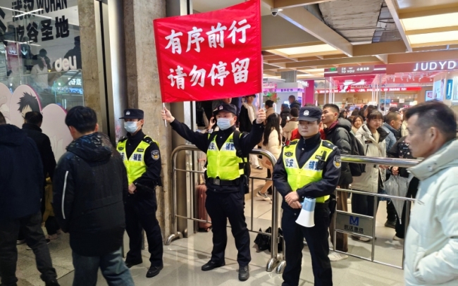 武汉武警官兵跨年夜冒雨坚守街头 守护市民平安跨年