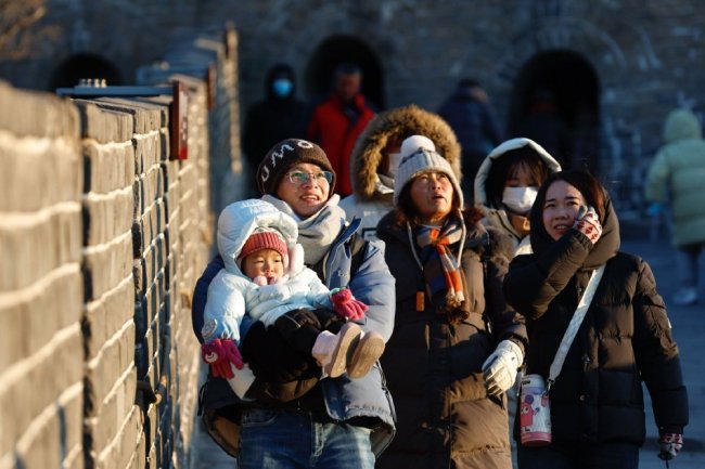 民眾登北京八達嶺長城開啟新年
