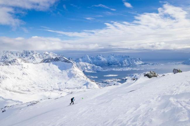 滑雪不止能下山还能登山 新年登高新风尚