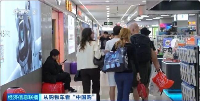外国游客涌入华强北疯狂“扫货” 科技产品受追捧